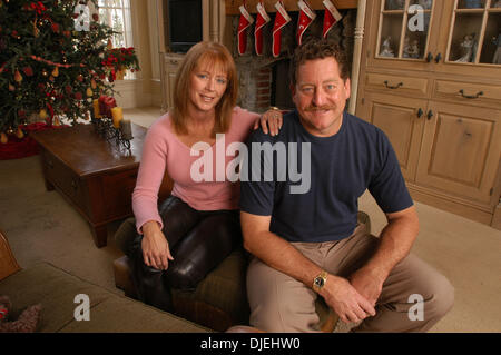 Le 09 décembre 2003 - Orlando, Floride, USA - Ancien FRANK VIOLA, droite, et son épouse Kathy assis dans leur maison à Orlando, Floride, le 9 décembre 2003. Viola est un ancien joueur de la Série mondiale et Cy Young award winner. (Crédit Image : © Ebanhack Phelan/ZUMA Press) Banque D'Images