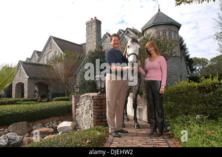 Le 09 décembre 2003 - Orlando, Floride, USA - Ancien FRANK VIOLA, droite, et son épouse Kathy, à gauche, et son épouse Kathy tiens avec un de leurs chevaux en face de leur maison au bord de l'eau à Orlando, Floride, le 9 décembre 2003. Viola est un ancien joueur de la Série mondiale et Cy Young award winner. (Crédit Image : © Ebanhack Phelan/ZUMA Press) Banque D'Images