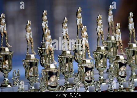 Jul 04, 2004 ; Venise , Californie, USA ; attendre leurs trophées gagnants à la M. et Mme Muscle Beach concours de culturisme tenue le 4 juillet à Venice Beach. Banque D'Images