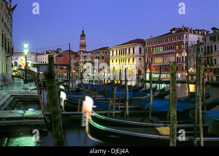 L'Italie, Venise, Grand Canal, gondole, crépuscule Banque D'Images