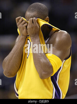 Nov 17, 2004 ; Los Angeles, CA, USA ; Los Angeles Lakers (8) KOBE BRYANT se penche son visage pendant le match contre les Los Angeles au Staples Center de Los Angeles. Banque D'Images