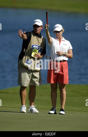 Nov 19, 2004 ; Palm Beach, FL, USA ; dans la 2e Ronde d'ADT Championship au Trump International Golf Club à West Palm Beach, Karrie Webb s'aligne un putt vendredi après-midi. Elle a terminé avec un 7 en dessous du par pour les deux jours de jeu Banque D'Images