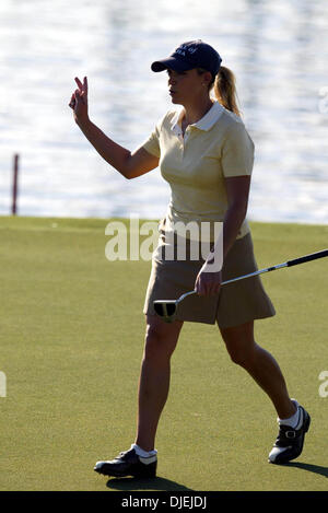 Nov 19, 2004 ; Palm Beach, FL, USA ; dans la 2e Ronde d'ADT Championship au Trump International Golf Club à West Palm Beach, Christie Kerr reconnaît les applaudissements du public vendredi après-midi sur 18 trous. Banque D'Images
