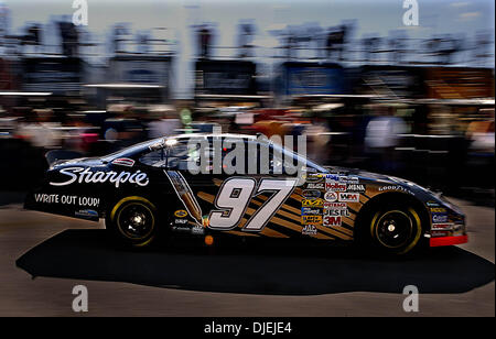 Nov 19, 2004 ; Homestead, FL, USA ; points Nascar leader KURT BUSH les stands samedi matin sur son chemin vers la piste de course à l'Homestead-Miami Speedway de tester sa voiture pour dimanche's Ford 400. Banque D'Images