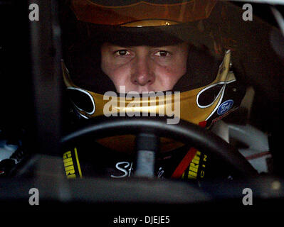 Nov 19, 2004 ; Homestead, FL, USA ; points Nascar leader KURT BUSH les stands samedi matin sur son chemin vers la piste de course à l'Homestead-Miami Speedway de tester sa voiture pour dimanche's Ford 400. Banque D'Images