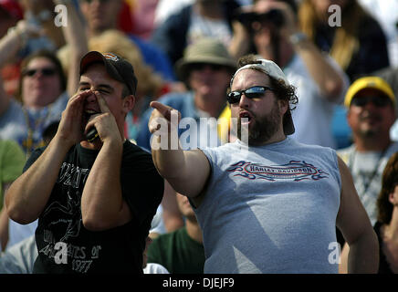 Nov 20, 2004 ; Homestead, FL, USA ; fans de Nascar boo qu'ils n'aiment pas les pilotes au cours de l'introduction du pilote dimanche pour la Ford 400 à Homestead-Miami Speedway. Banque D'Images