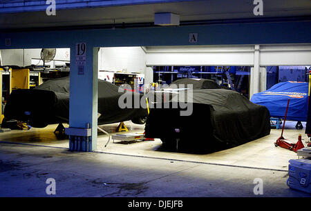 Nov 20, 2004 ; Homestead, FL, USA ; dans une enceinte clôturée sécurisée, voitures de course Nascar siéger couverts dans les garages du jour au lendemain. Banque D'Images