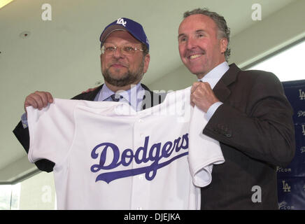 Nov 22, 2004 ; Los Angeles, CA, USA ; le propriétaire des Dodgers de Los Angeles, FRANK McCOURT (R) introduit un Emmy Award, Charley radiodiffuseur STEINER, un ancien d'ESPN/reporter et diffuseur des Yankees de New York, comme l'équipe la plus récente du radiodiffuseur pour la télévision et la radio, en conférence de presse au club des Dodgers de Los Angeles. Banque D'Images