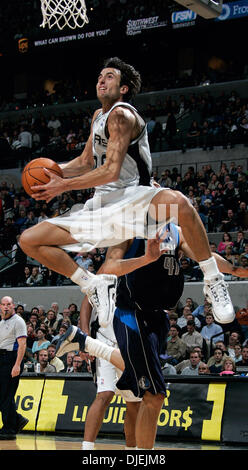 Nov 24, 2004 ; San Antonio, TX, USA ; San Antonio Spurs MANU GINOBILI vole à l'objectif contre les Dallas Mavericks durant la seconde moitié de la SBC Center le mercredi. Banque D'Images