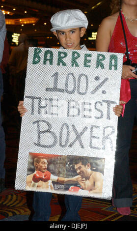 Nov 26, 2004 ; Las Vegas, NV, USA ; un fan de Marco Antonio Barrera's montre sa loyauté en prévision de ce soir est l'épreuve à l'hôtel MGM de Las Vegas. Marco Antonio Barrera Challenger se battra contre WBC Super champion poids plume Erik Morales. Banque D'Images