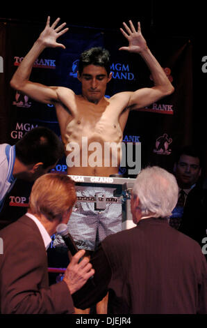 Nov 26, 2004 ; Las Vegas, NV, USA ; WBC Super champion poids plume ERIK MORALES pèse dans son combat contre challenger pour Marco Antonio Barrera qui se tiendra à l'hôtel MGM Grand de Las Vegas le samedi 27 novembre 2004. Banque D'Images