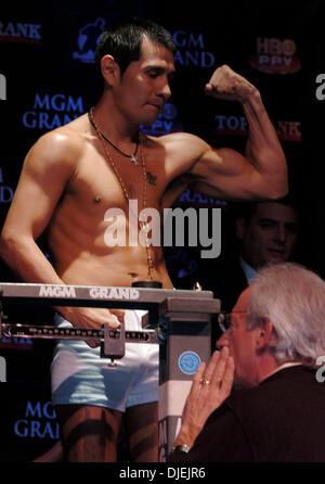 Nov 26, 2004 ; Las Vegas, NV, USA ; MARCO ANTOINIO Challenger BARRERA pèse pour sa lutte contre WBC Super champion poids plume Erik morales qui se tiendra à l'hôtel MGM Grand de Las Vegas le samedi 27 novembre 2004. Banque D'Images