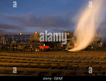 GWR préservé locomotives à vapeur 6023 'le roi Édouard II', 43xx Class 2-6-0 5322 & Collett 5600 Class 0-6-2t t6697 sur faire la nuit Banque D'Images