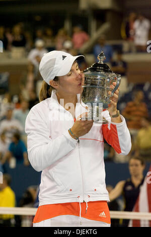 Sep 08, 2007 - New York, NY, USA - Justine Henin (BEL) l'embrasse trophy. Henin a battu Svetlana Kuznetsova (RUS) 6-1 / 6-3 pour remporter l'US Open Féminin intitulé. (Crédit Image : © Fred Mullane/ZUMA Press) Banque D'Images