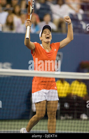 Sep 08, 2007 - New York, NY, USA - Justine Henin (BEL) célèbre après sa victoire. Henin a battu Svetlana Kuznetsova (RUS) 6-1 / 6-3 pour remporter l'US Open Féminin intitulé. (Crédit Image : © Fred Mullane/ZUMA Press) Banque D'Images