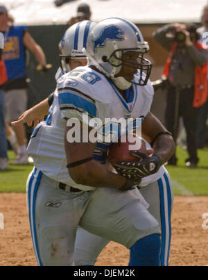 Sep 09, 2007 - Oakland, CA, USA - Detroit Lions d'utiliser de nouveau TATUM BELL # 28 obtient une main de Detroit Lions quarterback JON KITNA # 8 durant un match contre les Raiders d'Oakland pour McAfee Coliseum. (Crédit Image : © Al/ZUMApress.com) Golub Banque D'Images