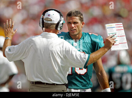 Sep 09, 2007 - Landover, MD, USA - Entraîneur des Dauphins CAM CAMERON parle avec Trent green au troisième trimestre.(Image Crédit : © Allen Eyestone/Palm Beach Post/ZUMA Press) RESTRICTIONS : USA DROITS Tabloïd OUT ! Banque D'Images