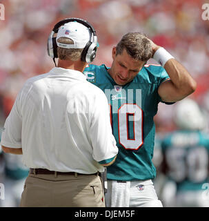 Sep 09, 2007 - Landover, MD, USA - Entraîneur des Dauphins CAM CAMERON parle avec Trent green au troisième trimestre.(Image Crédit : © Allen Eyestone/Palm Beach Post/ZUMA Press) RESTRICTIONS : USA DROITS Tabloïd OUT ! Banque D'Images