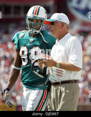 Sep 09, 2007 - Landover, MD, USA - Jason Taylor et Coach CAM CAMERON parler à la fin du deuxième trimestre après l'infraction a marqué un touché. (Crédit Image : © Allen Eyestone/Palm Beach Post/ZUMA Press) RESTRICTIONS : USA DROITS Tabloïd OUT ! Banque D'Images