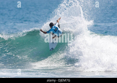 Sep 09, 2007 - San Clemente, CA, USA - Brasilian Bernardo Miranda s'est classé deuxième à son tour à la chaleur 1 Boost Mobile Pro. Flores a été mis à l'écart de 2 Ronde par la chaleur gagnant Jeremy Flores (FRA) qui ont avancé tout droit jusqu'à la ronde 3. Le Boost Mobile Pro est le sixième événement sur le favorise l'ASP World Tour et dispose le top 45 surfers dans le monde et trois jokers. Le coup de pouce Mobi Banque D'Images