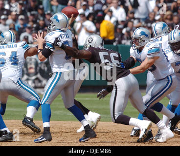 Detroit Lions quarterback Jon Kitna récupère le ballon comme Oakland Raiders Derrick Burgess s'applique la pression au cours de leur match contre les Lions de Détroit pour McAfee Coliseum à Oakland, Californie, le dimanche 9 septembre 2007. Les Lions a vaincu les Raiders, 36-21.(Bob Larson/Contra Costa Times/ZUMA Press) Banque D'Images