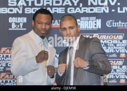 Sep 10, 2007 - Los Angeles, CA, USA - 'SUGAR' SHANE MOSLEY (44-4-0 37KO) visages MIGUEL ANGEL COTTO (30-25-0) le 10 novembre au Madison Square Garden pour le titre WBA super-légers. (Crédit Image : © Rob DeLorenzo/ZUMA Press) Banque D'Images