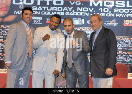 Sep 10, 2007 - Los Angeles, CA, USA - (L-R) OSCAR DE LA HOYA, 'SUGAR' SHANE MOSLEY, Miguel Angel Cotto, BOB ARUM). '' SHANE MOSLEY (44-4-0 37KO) qui fait face à MIGUEL ANGEL COTTO (30-25-0) le 10 novembre au Madison Square Garden pour le titre WBA super-légers. Mosley est promu par De La Hoya et Cotto est promu par Top Rank's Bob Arum, qui aura pris De La Hoya à travers sa carrière t Banque D'Images
