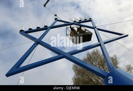 La plus grande menorah (chanoekia) du monde est depuis le 25-11-2013 situé à côté du bâtiment de l'organisation 'Chrétiens Pour Israël" dans la ville hollandaise Nijkerk. Le chandelier à neuf sous la forme de l'étoile de David, est presque 12 mètres de haut. La première bougie s'ligted jusqu'Mercredi 27-11-2013 au début de la fête juive des lumières, Hanoucca (commémoration de la dédicace du temple en l'an 164 avant J.-C.). Le chandelier à neuf fait référence à la ménorah dans le Temple de Jérusalem, qui miraculeusement conservés pendant huit jours sur l'huile pour une journée seulement. Foto : VidiP Banque D'Images