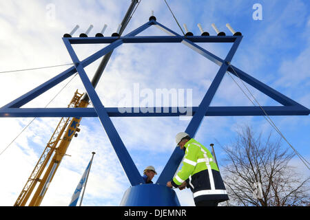 La plus grande menorah (chanoekia) du monde est depuis le 25-11-2013 situé à côté du bâtiment de l'organisation 'Chrétiens Pour Israël" dans la ville hollandaise Nijkerk. Le chandelier à neuf sous la forme de l'étoile de David, est presque 12 mètres de haut. La première bougie s'ligted jusqu'Mercredi 27-11-2013 au début de la fête juive des lumières, Hanoucca (commémoration de la dédicace du temple en l'an 164 avant J.-C.). Le chandelier à neuf fait référence à la ménorah dans le Temple de Jérusalem, qui miraculeusement conservés pendant huit jours sur l'huile pour une journée seulement. Foto : VidiP Banque D'Images