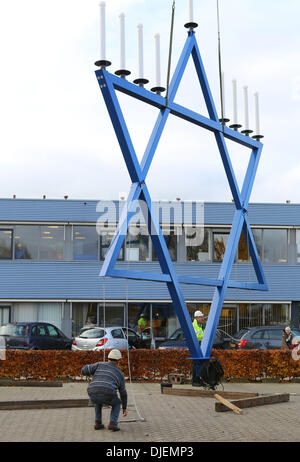 La plus grande menorah (chanoekia) du monde est depuis le 25-11-2013 situé à côté du bâtiment de l'organisation 'Chrétiens Pour Israël" dans la ville hollandaise Nijkerk. Le chandelier à neuf sous la forme de l'étoile de David, est presque 12 mètres de haut. La première bougie s'ligted jusqu'Mercredi 27-11-2013 au début de la fête juive des lumières, Hanoucca (commémoration de la dédicace du temple en l'an 164 avant J.-C.). Le chandelier à neuf fait référence à la ménorah dans le Temple de Jérusalem, qui miraculeusement conservés pendant huit jours sur l'huile pour une journée seulement. Foto : VidiP Banque D'Images