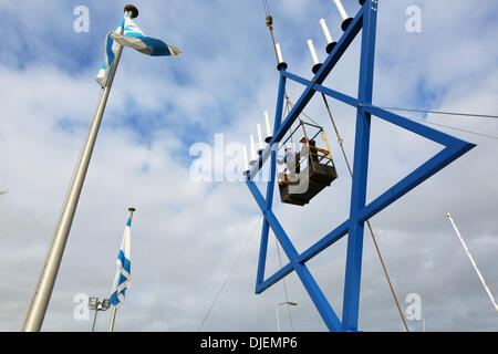 La plus grande menorah (chanoekia) du monde est depuis le 25-11-2013 situé à côté du bâtiment de l'organisation 'Chrétiens Pour Israël" dans la ville hollandaise Nijkerk. Le chandelier à neuf sous la forme de l'étoile de David, est presque 12 mètres de haut. La première bougie s'ligted jusqu'Mercredi 27-11-2013 au début de la fête juive des lumières, Hanoucca (commémoration de la dédicace du temple en l'an 164 avant J.-C.). Le chandelier à neuf fait référence à la ménorah dans le Temple de Jérusalem, qui miraculeusement conservés pendant huit jours sur l'huile pour une journée seulement. Foto : VidiP Banque D'Images