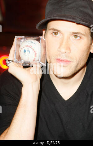 Sep 18, 2007 - New York, NY, USA - entrepreneur et philanthrope MARC ECKO a annoncé aujourd'hui son acquisition de Barry Bonds' 756e home run ball et des plans afin de permettre au public de déterminer son destin. La balle a été achetée pour 752 467 $ chez Sotheby's/SCP Ventes aux enchères et le 25 septembre les boules sort sera connu. Le public peut aller à www.vote756.com et choisir de (a) Donnez la balle à Banque D'Images