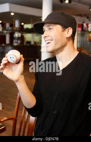 Sep 18, 2007 - New York, NY, USA - entrepreneur et philanthrope MARC ECKO a annoncé aujourd'hui son acquisition de Barry Bonds' 756e home run ball et des plans afin de permettre au public de déterminer son destin. La balle a été achetée pour 752 467 $ chez Sotheby's/SCP Ventes aux enchères et le 25 septembre les boules sort sera connu. Le public peut aller à www.vote756.com et choisir de (a) Donnez la balle à Banque D'Images