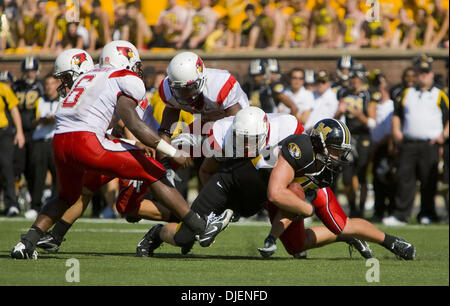 Sep 22, 2007 - Columbia, MO, USA - NCAA Football : Mizzou tight end # 45 CHASE COFFMAN est abordée par la défense de l'Etat de l'Illinois. Le Missouri Tigers a défait l'Illinois State Redbirds 38-17 pour une foule de plus de 56 000 fans à Faurot Field, les menant à une saison parfaite de 4-0 samedi. Mizzou est maintenant 20e dans les deux l'Associated Press et ESPN/USA Today pour les entraîneurs des sondages. (Crédit Image : Banque D'Images