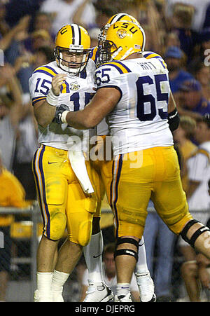 Oct 06, 2007 - Baton Rouge, Louisiana, USA - LSU Quarterback Matt FLYNN est félicité après avoir jeté passe de touché à DEMETRIUS BYRD au Tiger Stadium de Baton Rouge, Louisiane. (Crédit Image : © Damon Higgins/Palm Beach Post/ZUMA Press) RESTRICTIONS : USA DROITS Tabloïd OUT ! Banque D'Images