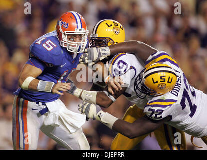 Oct 06, 2007 - Baton Rouge, Louisiana, USA - Gator quarterback TIM TEBOW est sous la pression de la LSU # 49 KIRSTON PITTMAN et # 72 Glenn Dorsey au Tiger Stadium de Baton Rouge, Louisiane. (Crédit Image : © Allen Eyestone/Palm Beach Post/ZUMA Press) RESTRICTIONS : USA DROITS Tabloïd OUT ! Banque D'Images