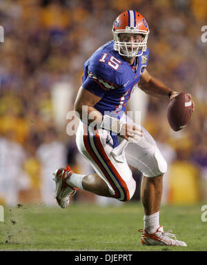 Oct 06, 2007 - Baton Rouge, Louisiana, USA - Gator quarterback TIM TEBOW roule dehors pour un laissez-passer. au Tiger Stadium de Baton Rouge, Louisiane. (Crédit Image : © Allen Eyestone/Palm Beach Post/ZUMA Press) RESTRICTIONS : USA DROITS Tabloïd OUT ! Banque D'Images