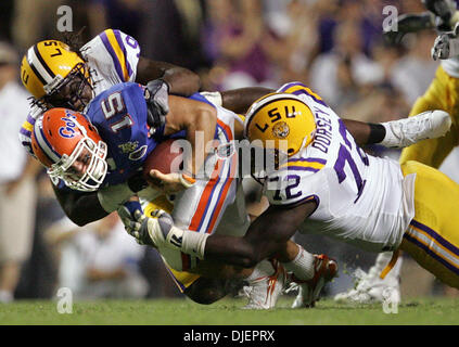 Oct 06, 2007 - Baton Rouge, Louisiana, USA - TIM TEBOW est arrêté pour un gain de cour par # 93 Tyson Jackson et # 72 Glenn Dorsey au Tiger Stadium de Baton Rouge, Louisiane. (Crédit Image : © Allen Eyestone/Palm Beach Post/ZUMA Press) RESTRICTIONS : USA DROITS Tabloïd OUT ! Banque D'Images