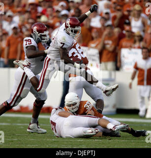 Oct 06, 2007 - Dallas, Texas, USA - NCAA Football 12 Grand : Le Sooners' DeMARCO MURRAY pas samedi après-midi 6 octobre 2007 au Cotton Bowl de Dallas sur certains joueurs sur le chemin d'une 65 verges au cours de l'exécution des Sooners 28-21 gagner les Longhorns au cours de l'assemblée annuelle de la rivière Rouge la rivalité entre l'Université du Texas et de l'Université de l'Oklahoma. (Crédit Image : © William- Part 3 Banque D'Images