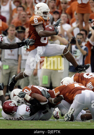 Oct 06, 2007 - Dallas, Texas, USA - NCAA Football 12 Grand : l'Longhorns' QUAN COSBY pas samedi après-midi 6 octobre 2007 au Cotton Bowl de Dallas sur certains joueurs tombés comme il fait son chemin jusqu'au cours de l'Oklahoma Sooners champ' 28-21 gagner les Longhorns dans la rivière Rouge annuel rivalité entre l'Université du Texas et de l'Université de l'Oklahoma. (Crédit Image : © Willia Banque D'Images