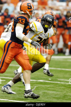 6 octobre 2007 : West Virginia a défait l'Université de Syracuse 55-14 au Carrier Dome à Syracuse, New York. West Virgina linebacker J.T. Thomas en action contre l'Université de Syracuse.(Image Crédit : © Alan Schwartz/Cal Sport Media) Banque D'Images