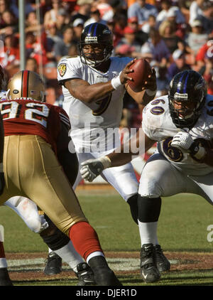 2007 - San Francisco, Californie, États-Unis - San Francisco 49ers vs Baltimore Ravens à Monster Park Dimanche, 07 octobre 2007. Baltimore Ravens quarterback Steve McNair # 9 conserver la balle pour tirer offsides défense. (Crédit : © Al Golub/ZUMApress.com) Banque D'Images
