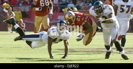 2007 - San Francisco, Californie, États-Unis - San Francisco 49ers vs Baltimore Ravens à Monster Park Dimanche, 07 octobre 2007. Baltimore Ravens arrière défensif Gerome Sapp # 42 et le secondeur Ray Lewis # 52 voyage San Francisco 49ers Frank Gore running back # 21 (Crédit : © Al Golub/ZUMApress.com) Banque D'Images