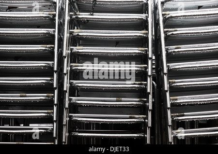 Pile de chaises empilées en aluminium Banque D'Images