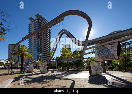 Des structures tubulaires dans le Parc Diagonal Mar, Barcelone, Espagne Banque D'Images