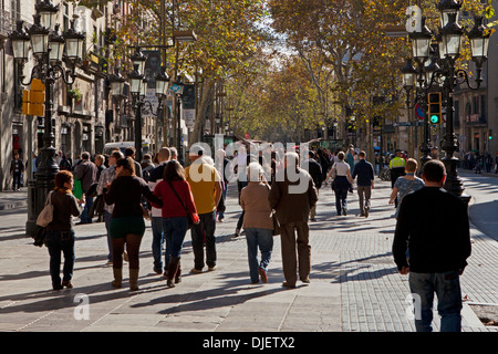 Les gens se promener dans Las Ramblas, Barcelone Banque D'Images