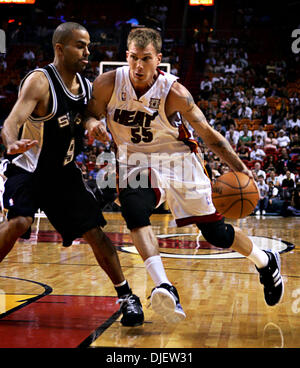 23 Oct 2007 - Miami, Floride, USA - Miami's # 55 JASON WILLIAMS durs passé San Antonio's # 9 Tony Parker au cours du premier semestre à l'American Airlines Arena mardi soir. (Crédit Image : © Richard Graulich/Palm Beach Post/ZUMA Press) RESTRICTIONS : USA DROITS Tabloïd OUT ! Banque D'Images