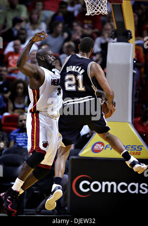 23 Oct 2007 - Miami, Floride, USA - Miami's # 32 Shaquille O'NEAL défend contre San Antonio's # 21 TIM DUNCAN au cours du premier semestre à l'American Airlines Arena mardi soir. (Crédit Image : © Richard Graulich/Palm Beach Post/ZUMA Press) RESTRICTIONS : USA DROITS Tabloïd OUT ! Banque D'Images