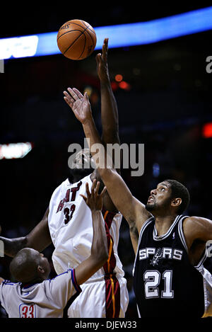 23 Oct 2007 - Miami, Floride, USA - Miami's # 32 Shaquille O'NEAL bat San Antonio's # 21 TIM DUNCAN pour un jump ball au cours du premier semestre à l'American Airlines Arena mardi soir. (Crédit Image : © Richard Graulich/Palm Beach Post/ZUMA Press) RESTRICTIONS : USA DROITS Tabloïd OUT ! Banque D'Images