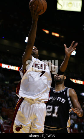 23 Oct 2007 - Miami, Floride, USA - Miami's # 7 PENNY HARDAWAY tire en face de San Antonio's # 21 TIM DUNCAN au cours du premier semestre à l'American Airlines Arena mardi soir. (Crédit Image : © Richard Graulich/Palm Beach Post/ZUMA Press) RESTRICTIONS : USA DROITS Tabloïd OUT ! Banque D'Images